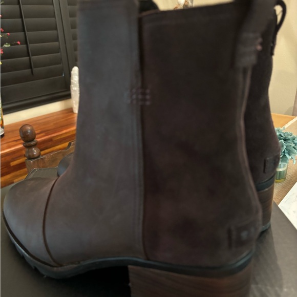 Sorel Women’s Cate Bootie Blackened Brown Leather Suede booties. - Picture 2 of 6